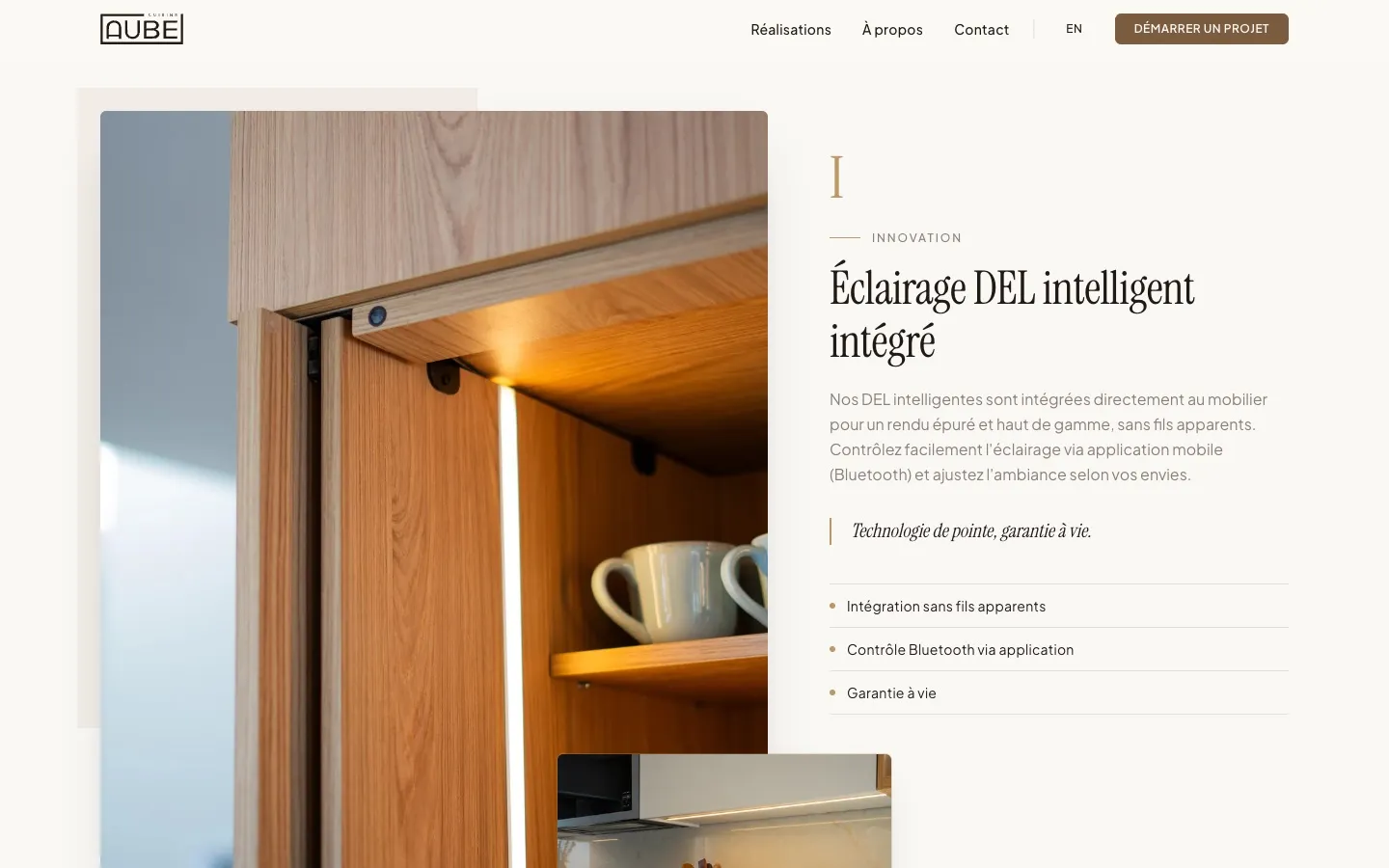 La section sur l'éclairage du site de Cuisine Aube : une armoire éclairée à côté du titre sur l'éclairage DEL intelligent intégré et de trois avantages