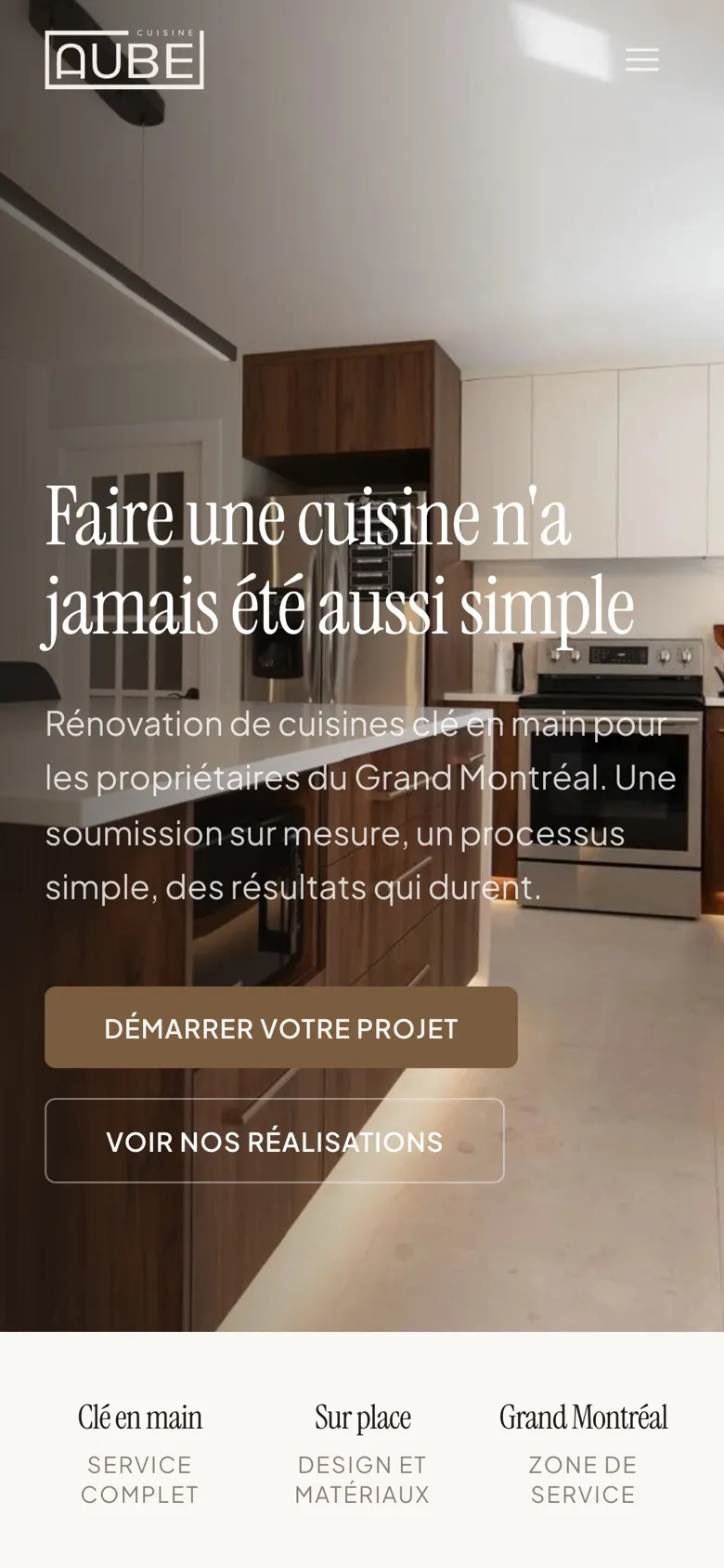 Accueil du site de Cuisine Aube sur un téléphone, le titre et les boutons empilés sur la photo de cuisine