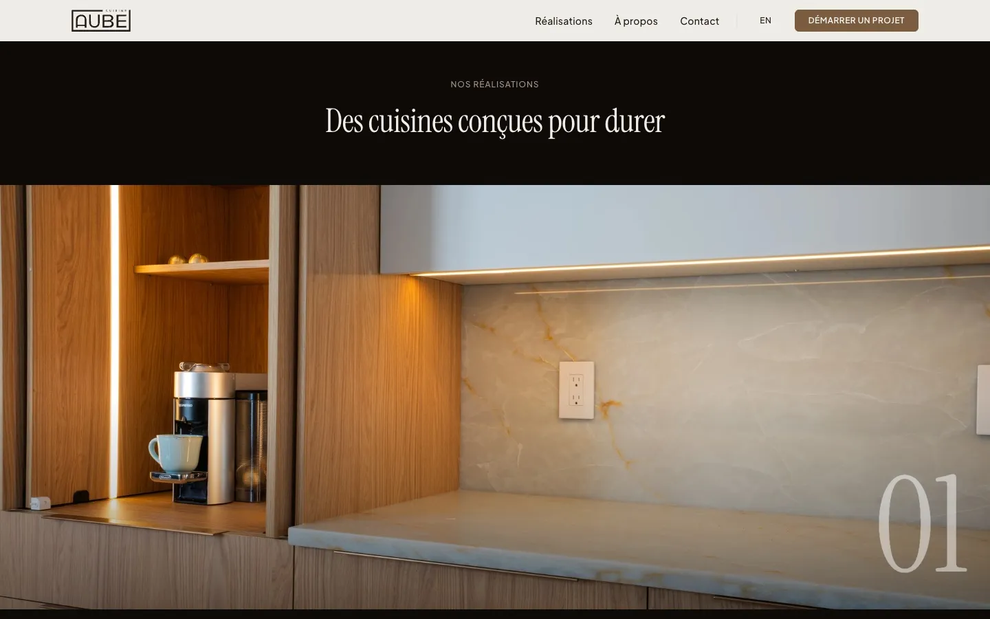 La section des réalisations du site de Cuisine Aube : un titre au-dessus d'une photo pleine largeur d'une cuisine en bois et en onyx