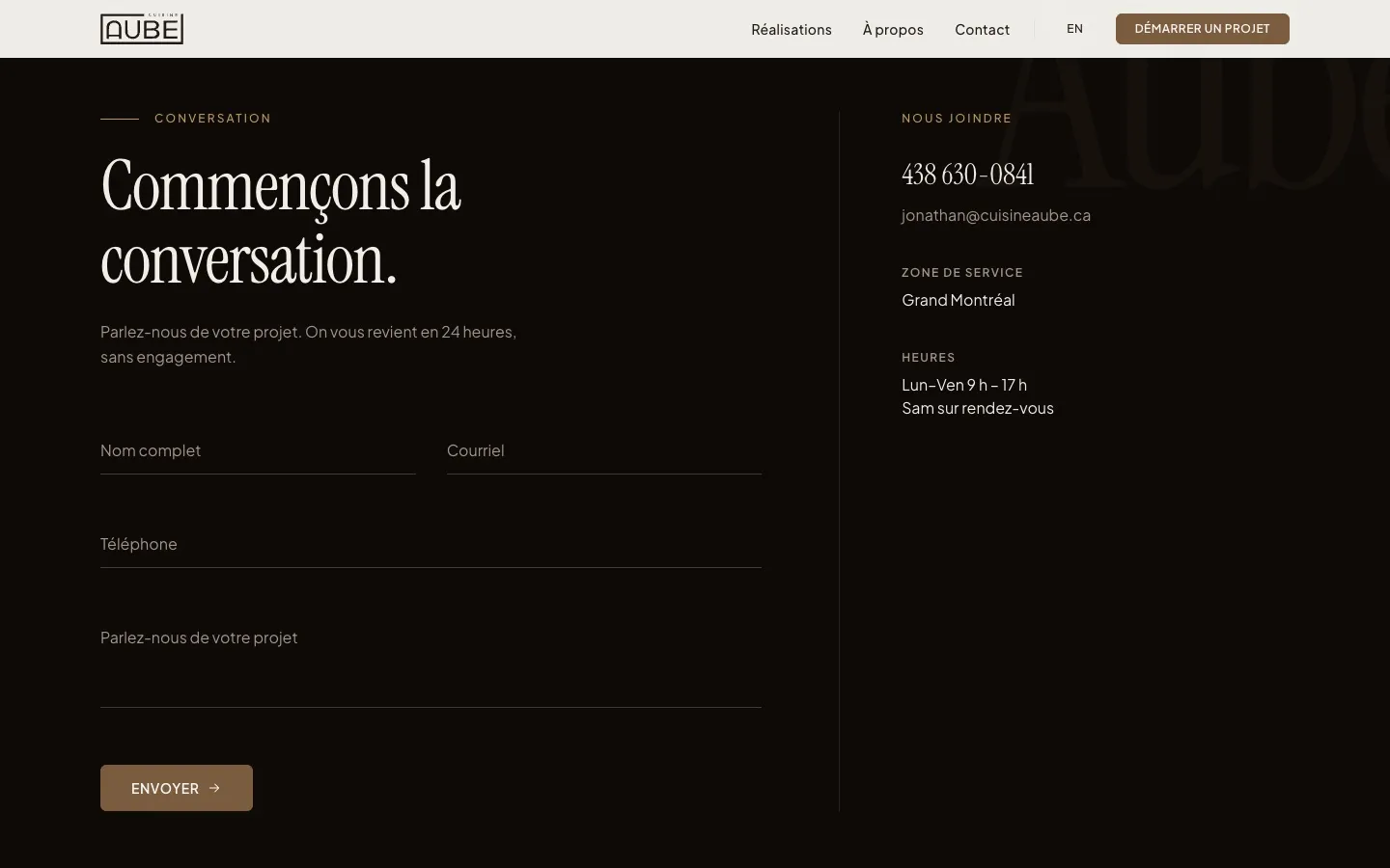 La section contact du site de Cuisine Aube : le titre Commençons la conversation au-dessus d'un formulaire de quatre champs, avec le numéro de téléphone et la zone de service à côté