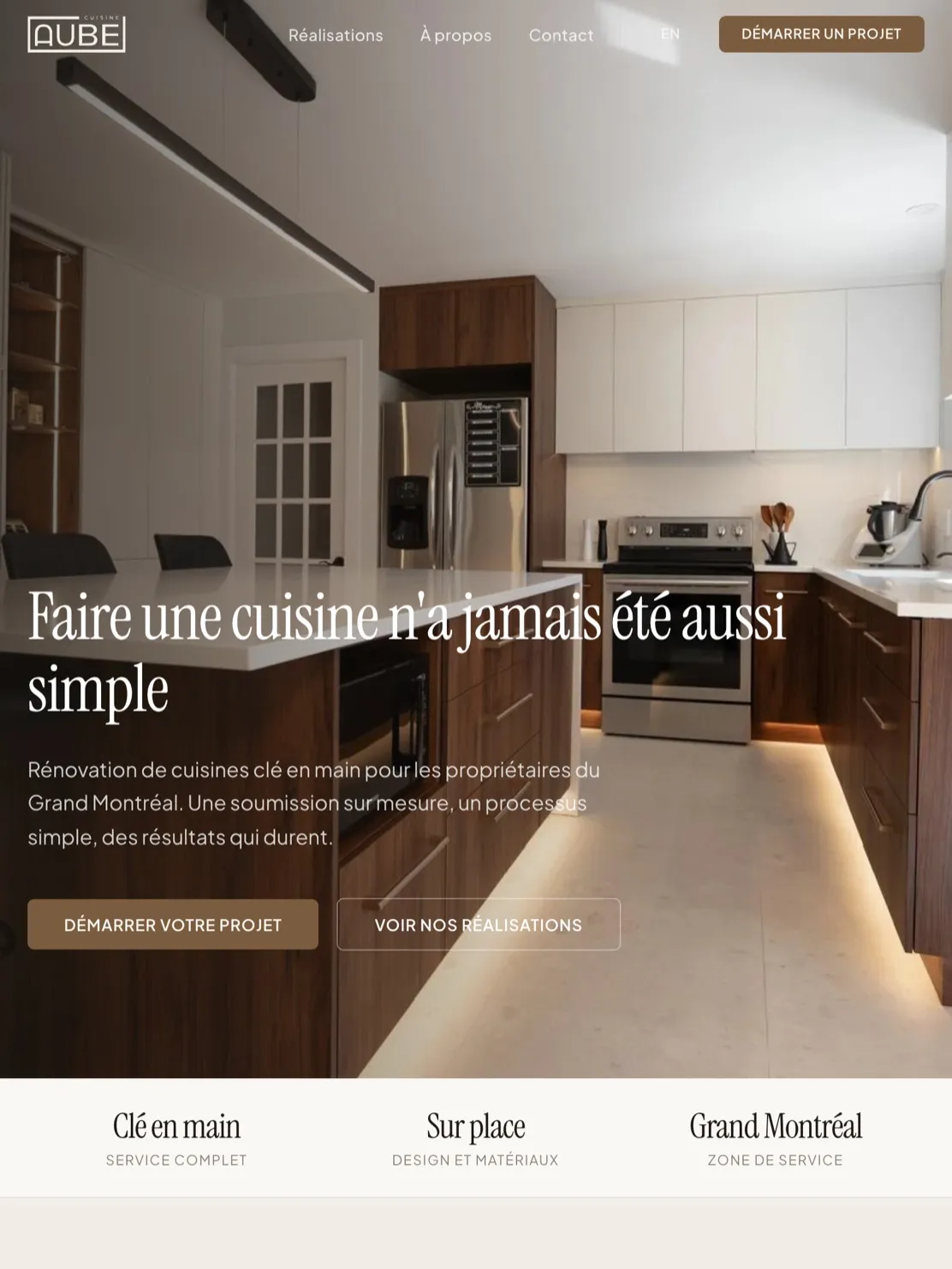 Accueil du site de Cuisine Aube sur une tablette, avec ses deux boutons, « Démarrer votre projet » et « Voir nos réalisations »